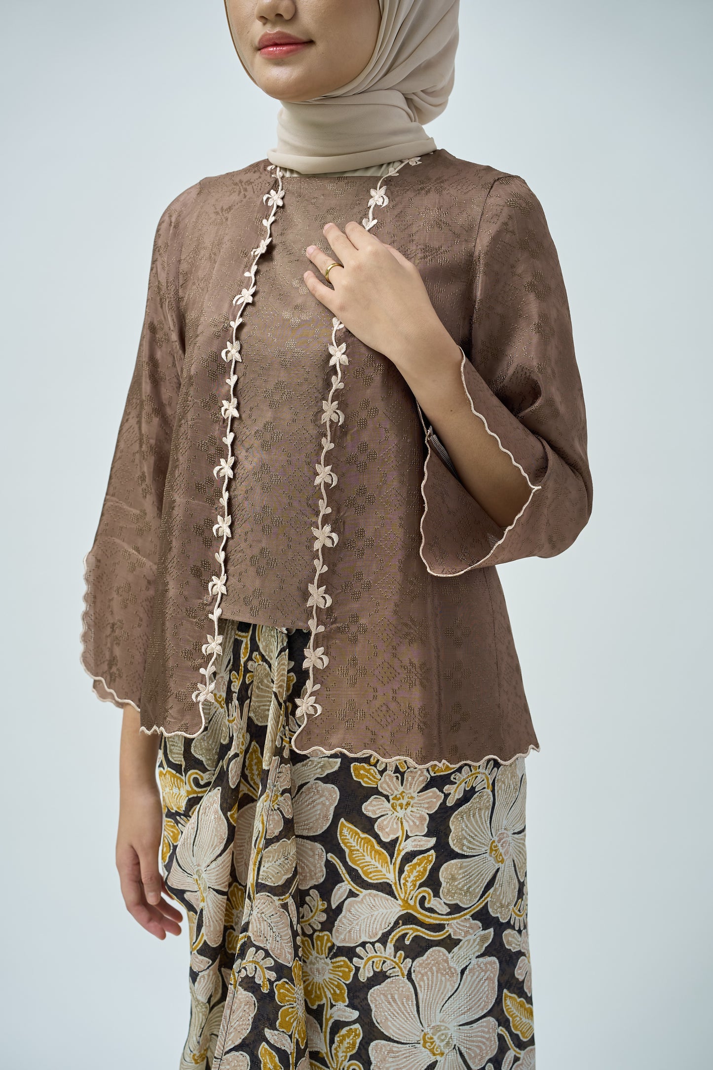 Airis Kutu Baru in Brown