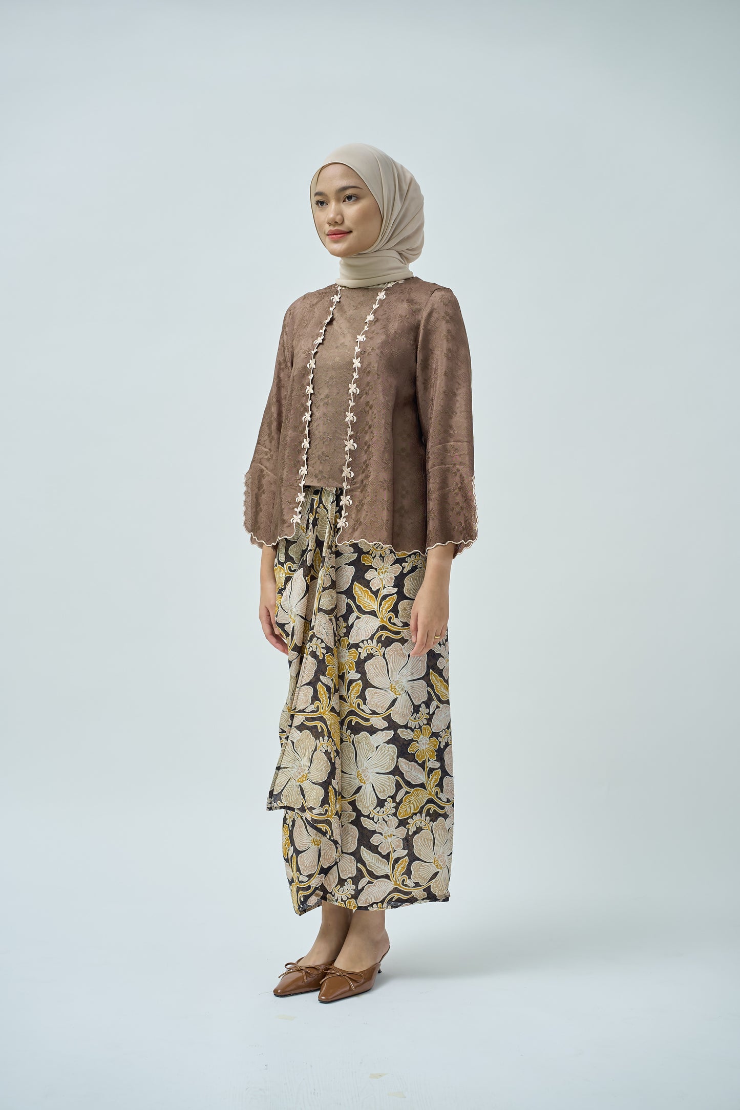 Airis Kutu Baru in Brown
