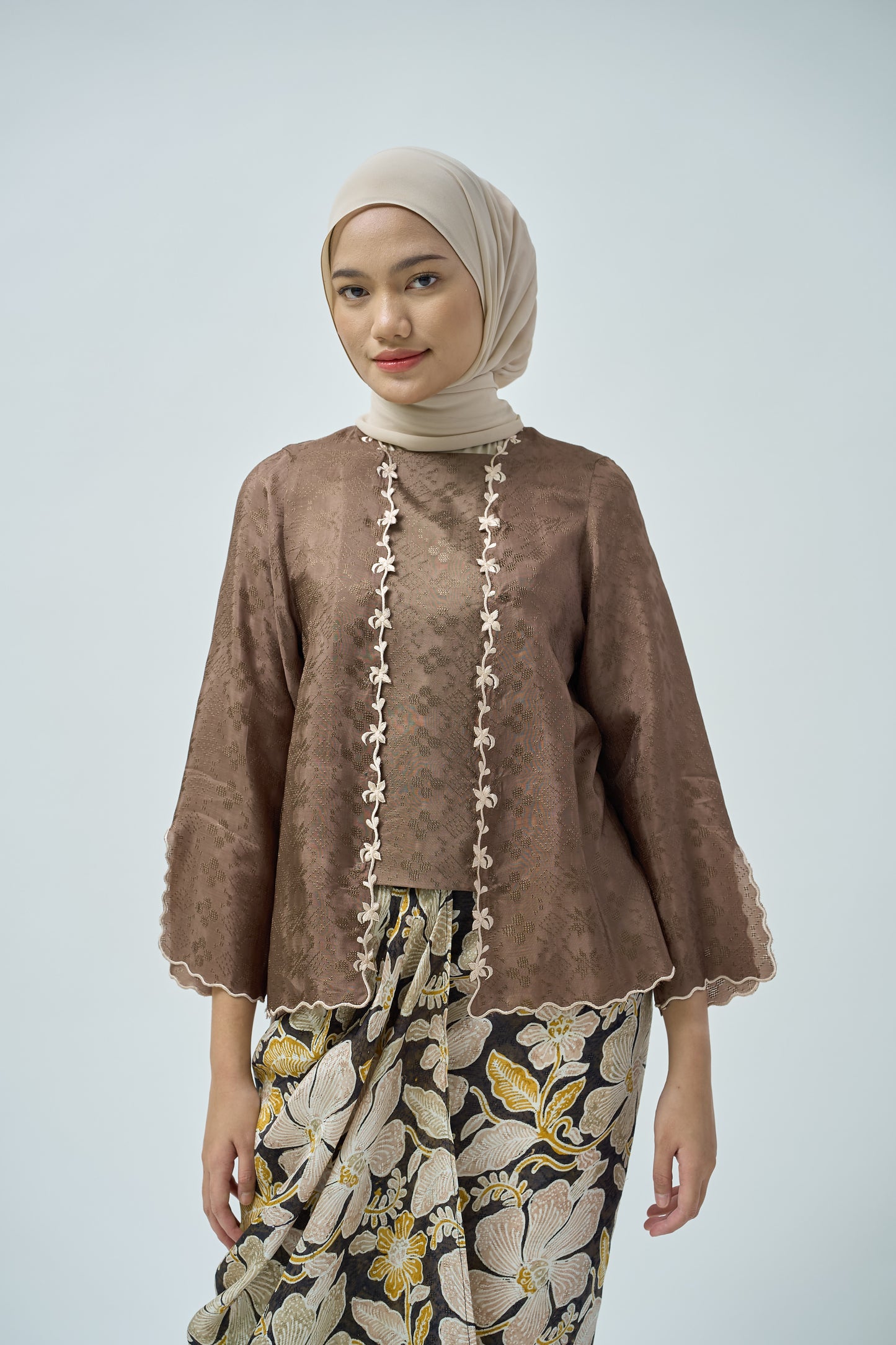 Airis Kutu Baru in Brown