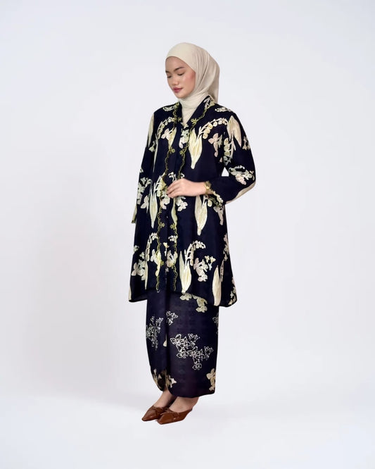 Wardah Kebarung  in Black