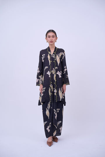 Wardah Kebarung  in Black