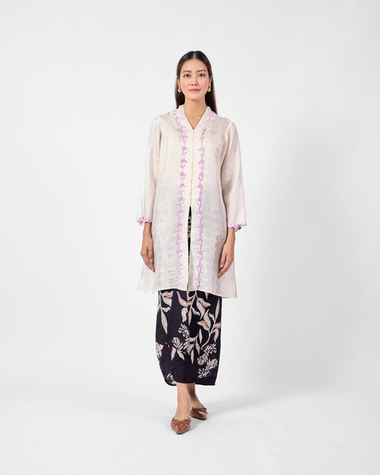 Wardah Kebarung in Pink