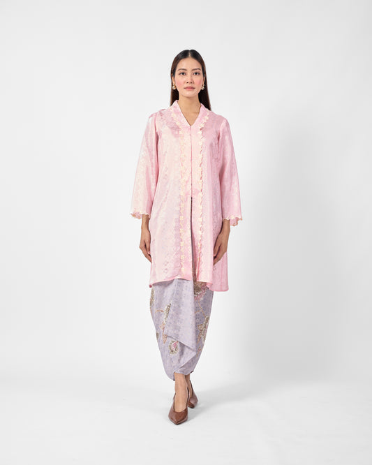 Wardah Kebarung in Pink