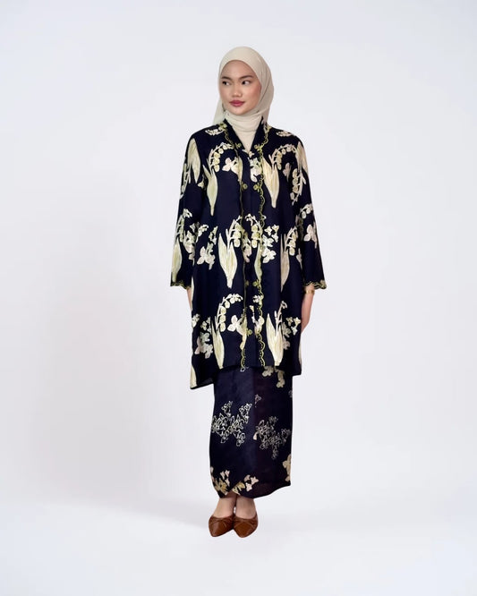 Wardah Kebarung  in Black