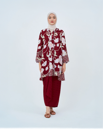 Wardah Kebarung in Maroon
