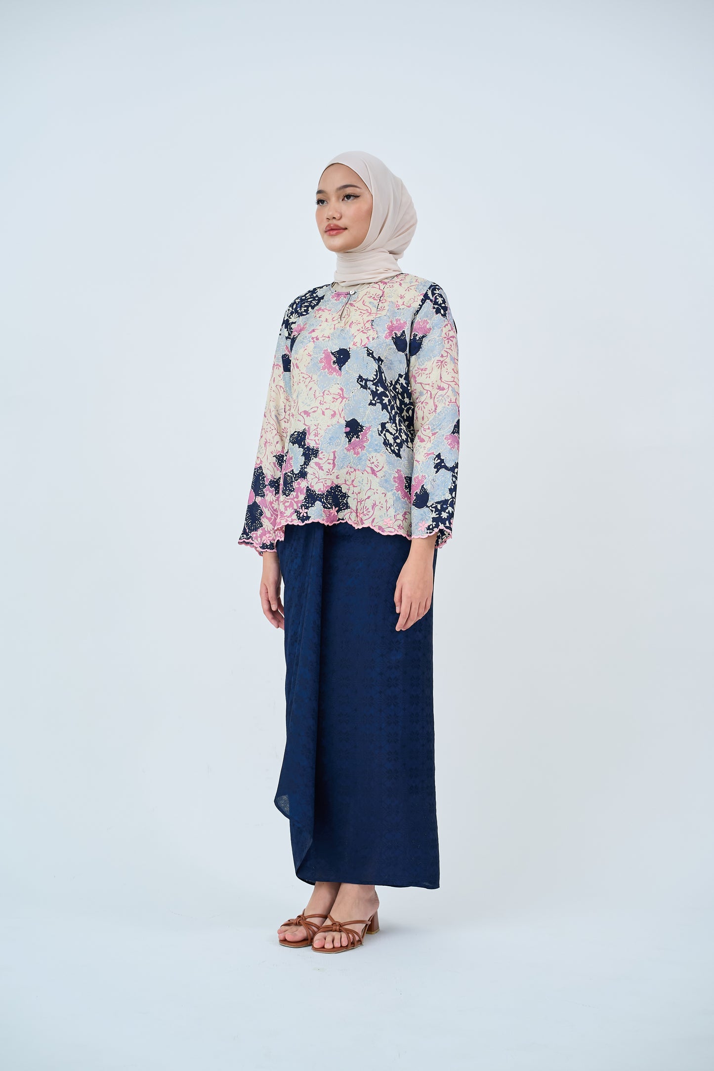 Kurung Pendek Sulam SARINA