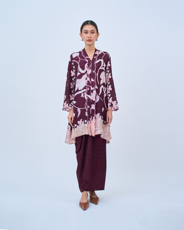Wardah Kebarung in Burgundy