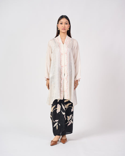 Wardah Kebarung  in Cream