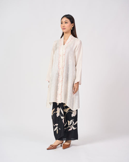 Wardah Kebarung  in Cream