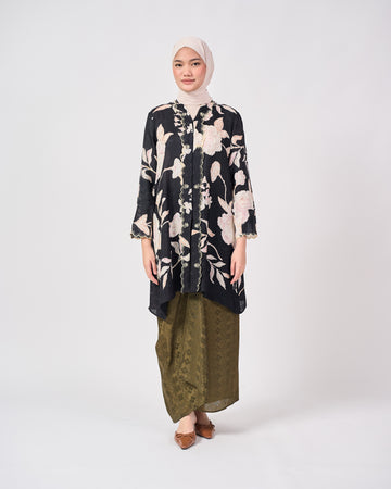 Wardah Kebarung  in Black