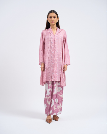 Wardah Kebarung in Pink