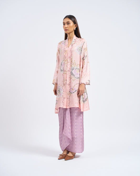 Wardah Kebarung in Pink