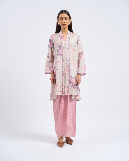 Wardah Kebarung in Pink