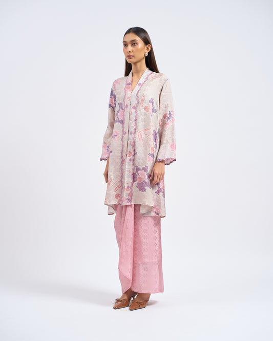 Wardah Kebarung in Pink