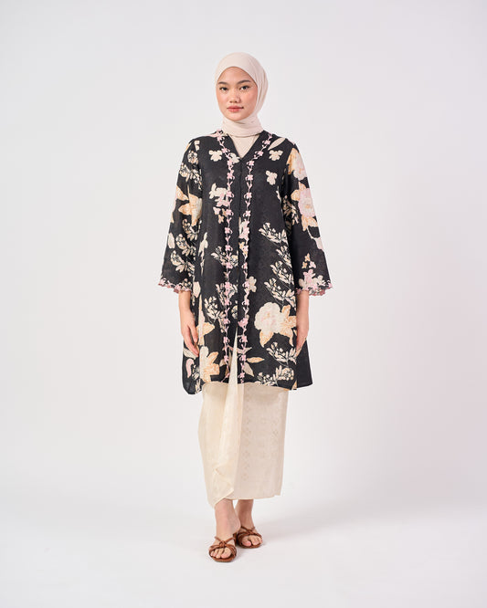 Wardah Kebarung in Black