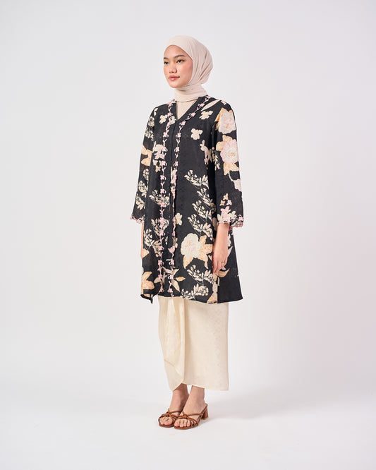 Wardah Kebarung in Black