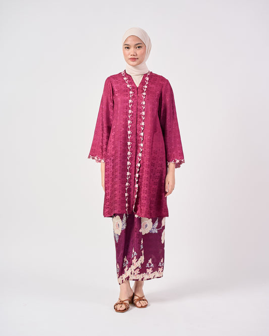 Wardah Kebarung  in Burgundy