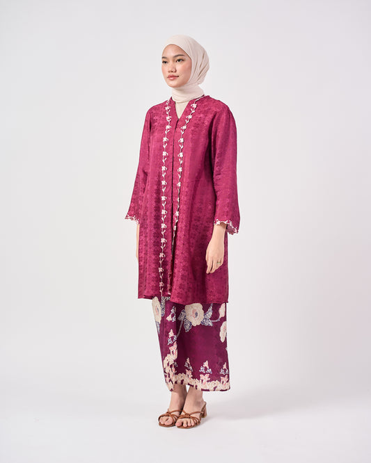 Wardah Kebarung  in Burgundy