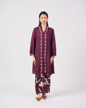 Wardah Kebarung  in Burgundy