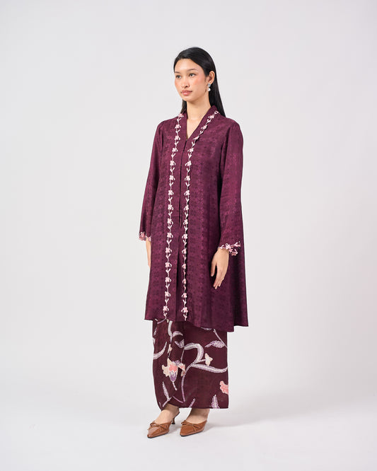 Wardah Kebarung  in Burgundy