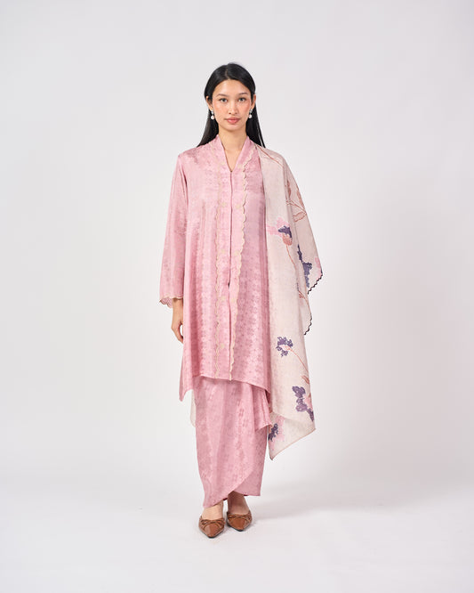 Wardah Kebarung in Pink