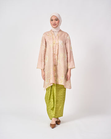 Wardah Kebarung in Pink