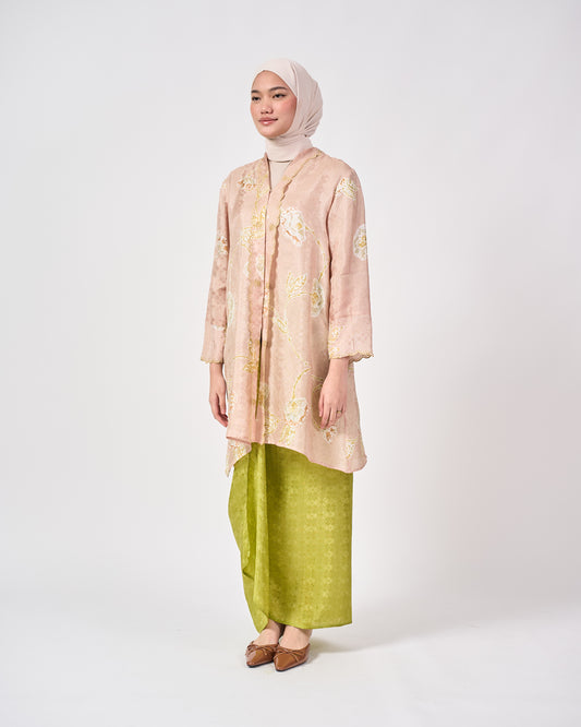 Wardah Kebarung in Pink